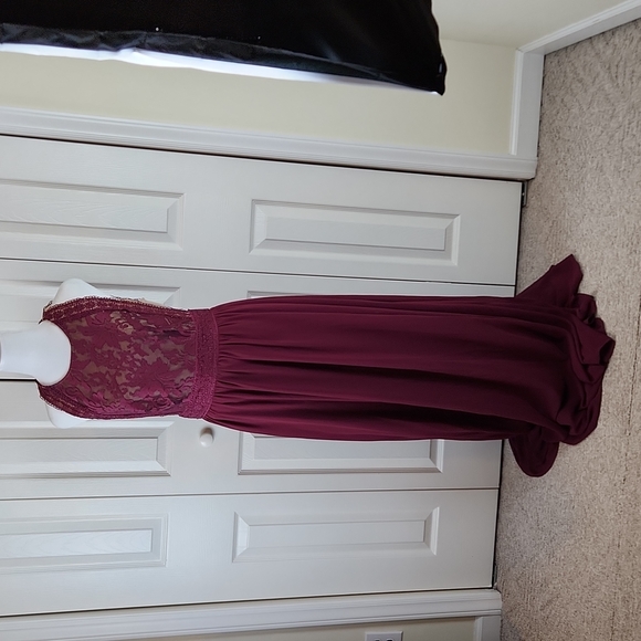 Lulu's M Formal or Semiformal Gown beautiful burgundy color lace overlay top - Picture 7 of 13